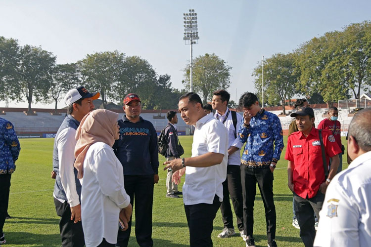Wali Kota Surabaya Eri Cahyadi saat meninjau Stadion Gelora 10 Nopember. (Foto: Pemkot Surabaya)