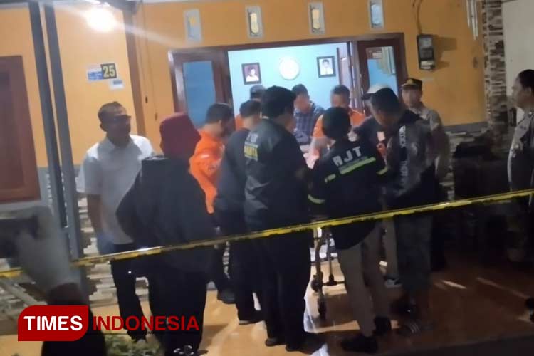 Proses evakuasi korban tewas dugaan aksi perampokan di rumah, yang ada Jalan Raya Saptorenggo Gang 9, Dusun Bugis Krajan, Desa Saptorenggo, Kecamatan Pakis, Kabupaten Malang, Selasa (16/7/2024) malam. (Foto Amin/TIMES Indonesia)