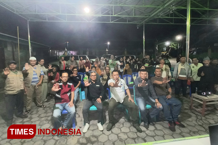 Berfoto bersama peserta usai kegiatan sosialisasi narkoba Loktuan di RT 35 dan 46 Loktuan (Foto: Kusnadi/TIMES Indonesia)