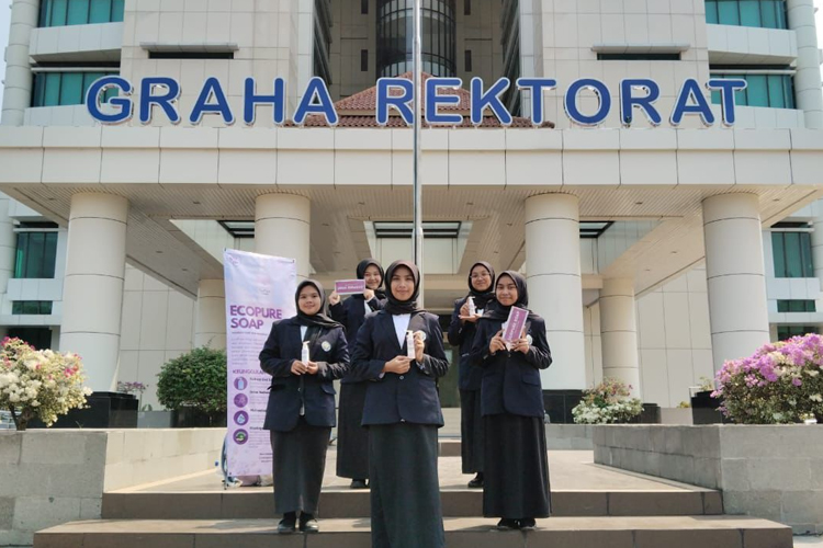 Lima mahasiswa Universitas Negeri Malang mengembangkan sabun ramah lingkungan, dari limbah organik, sayur dan buah. (Foto: dok UM)