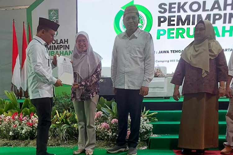Penyerahan rekomendasi PKB kepada dr Amalia Desiana dan Wakhid Hasyim sebagai pasangan calon bupati Banjarnegara 2024. (Foto: Dok Desk Pilkada DPC PKB Banjarnegara)