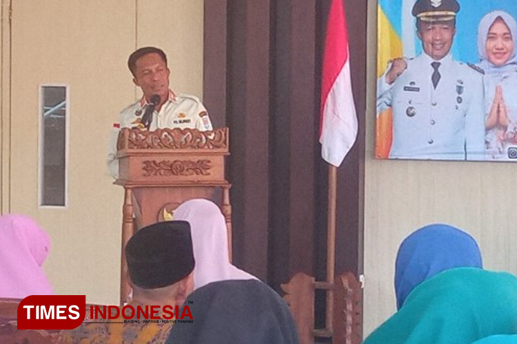Pernyataan mundur Awaluddin Muuri di Balai Kecamatan Maos. (FOTO: Estanto Prima Yuniarto/TIMES Indonesia)