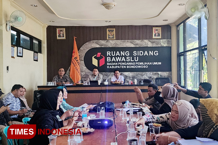 Bawaslu Bondowoso Ajak Panwascam di 23 kecamatan mengkaji PKPU nomor 8 tahun 2024 (FOTO: Moh Bahri/TIMES Indonesia)