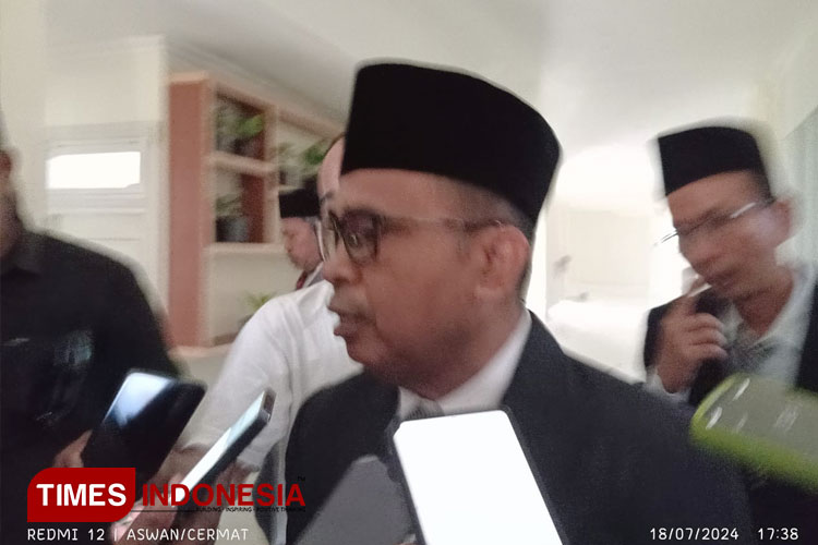 Pj Bupati Pemkab Pulau Morotai, Burnawan SH, saat diwawancarai oleh wartawan, Kamis (18/7/2024). (FOTO: Aswan Kharie for TIMES Indonesia).