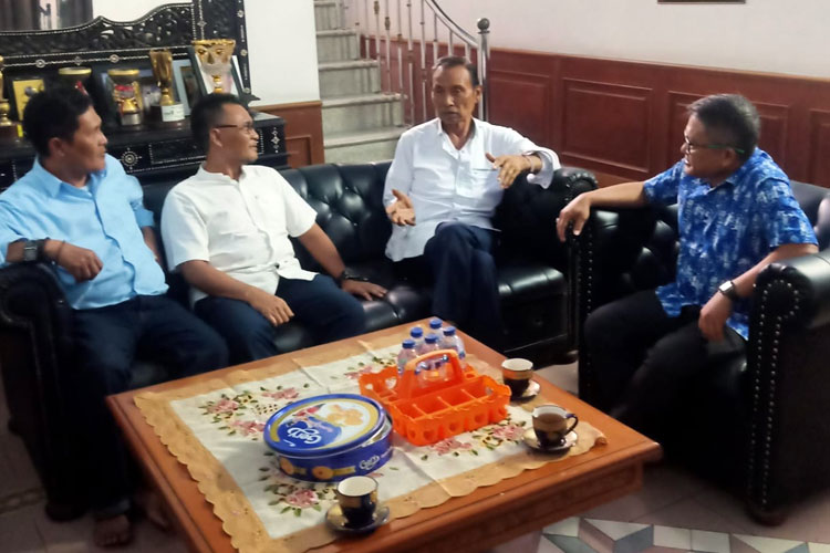 Calon Wali Kota Tasikmalaya H. Murjani (kedua dari kiri) saat bersilaturahmi dengan mantan Wali Kota Tasikmalaya, Kamis (18/7/2024). (FOTO: Istimewa)