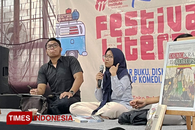 Suasana Diskusi Publik: Bedah Buku “Demokrasi Dikorupsi” pada Roadshow Festival Literasi, Kota Malang. (FOTO: Nadya Shafira Putri/TIMES Indonesia)