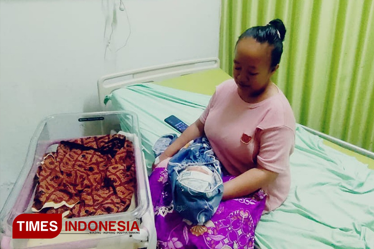 Diana Mardiana warga Pangandaran yang menceritrakan pengalaman lahiran normal di RSUD Pandega (TIMES Indonesia/Syamsul Ma'arif)