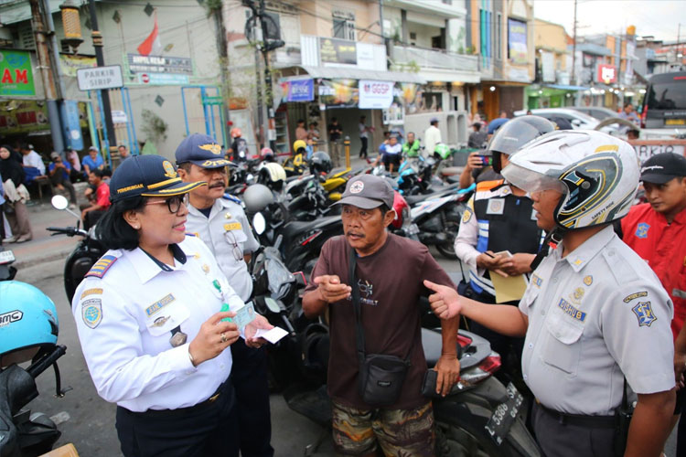 Dishub Surabaya saat menindak tegas jukir liar di kawasan Wisata Kota Lama, beberapa waktu lalu. (FOTO: Pemkot Surabaya)