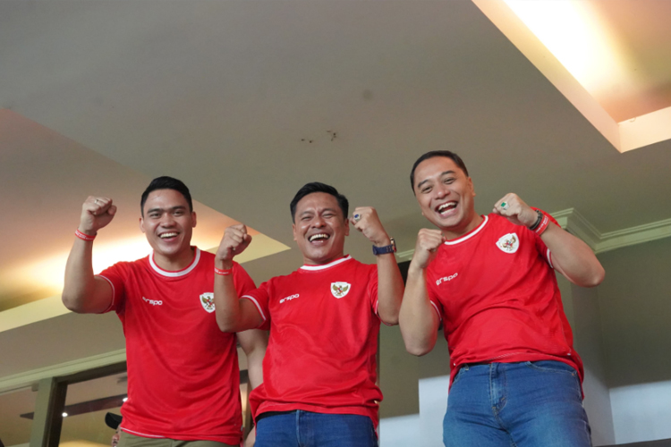 Cahyo Harjo, Arif Fathoni dan Eri Cahyadi kompak rayakan kemenangan Timnas Indonesia di Tribun VVIP Gelora Bung Tomo (GBT) Surabaya.(Dok.Pribadi)