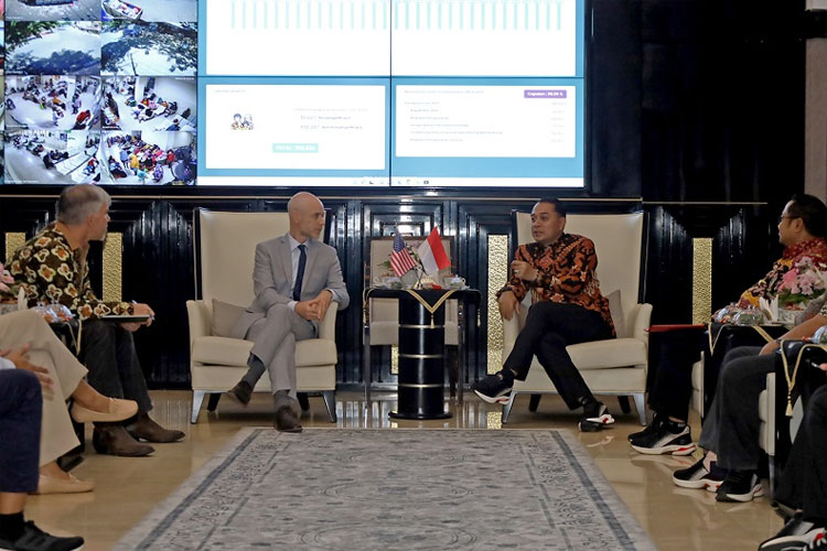 Wali Kota Surabaya, Eri Cahyadi (kanan) saat menerima kunjungan Konsulat Jenderal Amerika Serikat di Surabaya, Christopher Green (kiri). (FOTO: Pemkot Surabaya)