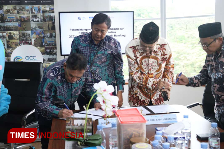 GCC Indonesia dari universitas pendidikan indonesia (UPI) Teken kesepakatan MoU dengan STIA Sabili Bandung (Foto : Deni Supriatna / TIMES Indonesia)