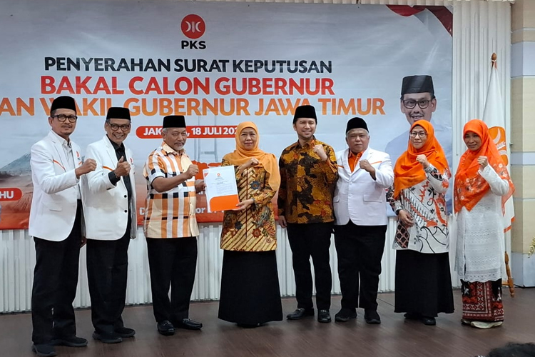 Khofifah Indar Parawansa menerima rekom dukungan maju Pilgub Jatim 2024 dari Presiden PKS Ahmad Syaikhu di Kantor DPP PKS Jalan TB Simatupang Pasar Minggu Jakarta Selatan, Kamis (18/7/2024). (Foto: Dok.Tim KIP)