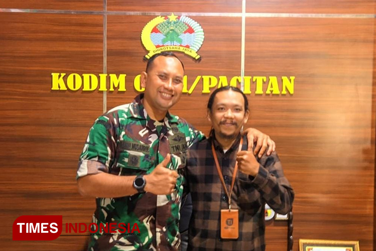Komandan Kodim 0801 Pacitan, Letkol Arh Imam Musahirul, S.H., M.I.P. berfoto bersama Jurnalis TIMES Indonesia, Yusuf Arifai. (FOTO: Yusuf Arifai/TIMES Indonesia)