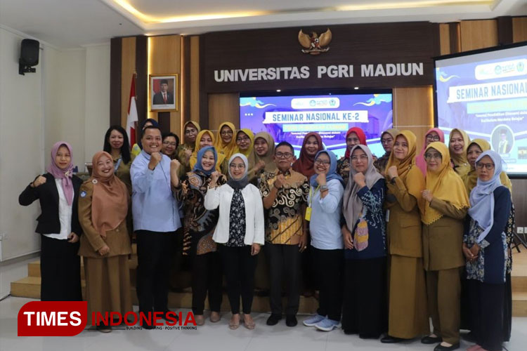 Foto bersama mahasiswa dan MGMP Ekonomi Kota dan Kabupaten Madiun serta MGMP IPS Kota Madiun. (Foto: Humas UNIPMA for TIMES Indonesia)