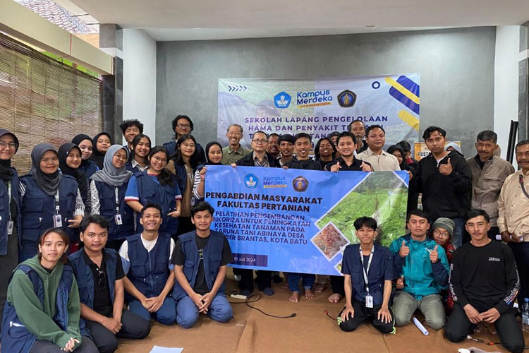 Kegiatan Pelatihan Pengembangan Mikoriza di Desa Sumber Brantas, Kota Batu, Kamis (18/7/2024). (Foto: Dok. HPT FPUB)