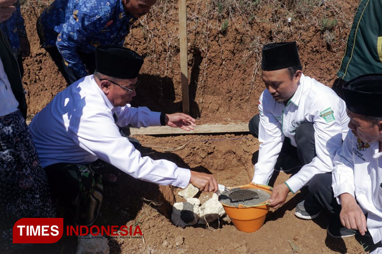 Peletakan-baru-pertama-pembangunan-rumah-Kampung-Terpadu-NU-di-Desa-Girimulyo.jpg