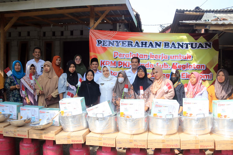 Pemberian bantuan berupa alat kerja untuk KPM untuk membangun kemandirian ekonomi, Kamis (18/7/2024). (Foto: Dok. Kominfo)
