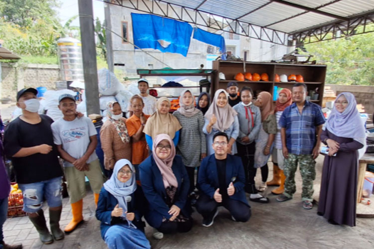 Atasi Masalah Sampah, Mahasiswa UB Ajak Warga Kota Batu Bikin Petfood dari Maggot