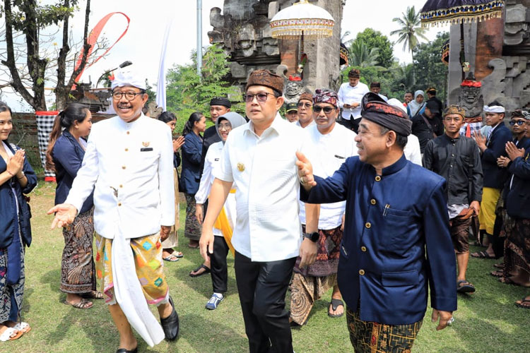 Pj Gubernur Adhy saat menghadiri Upacara Karya Tawur Agung Labuh Gentuh, Panca Wali Krama, lan Pangusaban di Pura Mandara Giri Semeru Agung, Kecamatan Senduro, Kabupaten Lumajang, Kamis (18/7/2024). (Foto: Dok.Humas Pemprov Jatim)