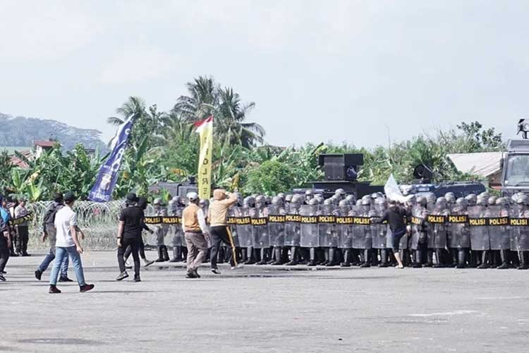 Bentrok petugas keamanan dan masyarakat dalam simulasi pengawalan kota. (Foto: Porkompimda for TIMES Indonesia)