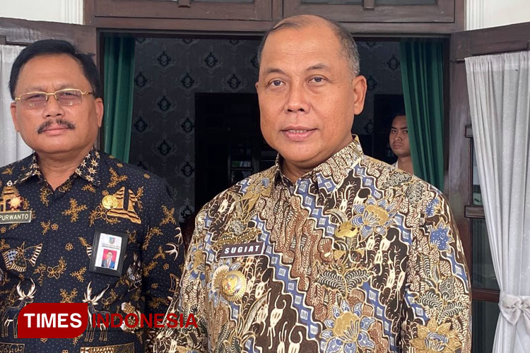 Penjabat (Pj) Bupati Jombang Sugiat saat Dikonfirmasi Soal Keputusan Kemendagri dan Komunikasi ke Parpol Jelang Pilkada Jombang 2024 di Pendopo Kabupaten Jombang pada Kamis (18/7/2024). (FOTO: Rohmadi/TIMES Indonesia) 