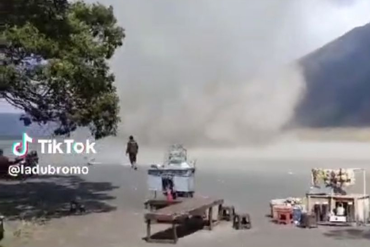 Viral Tornado di Lautan Pasir Gunung Bromo, Ternyata Fenomena 'Dust Devil'  - TIMES Indonesia