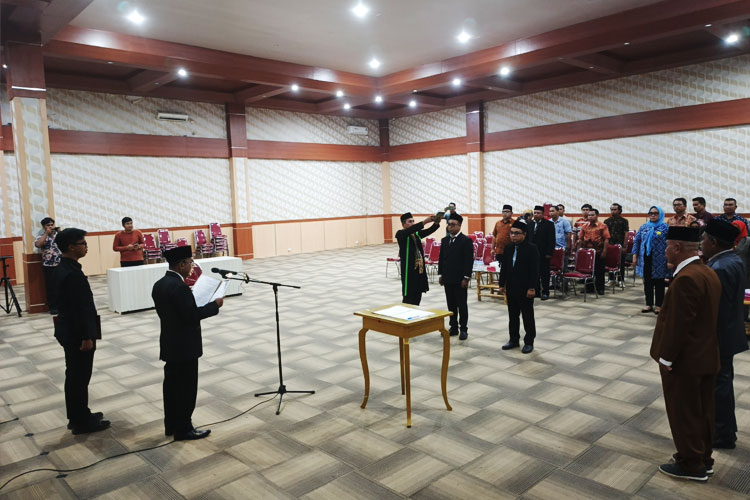 Pj Bupati Pemkab Pulau Morotai Burnawan saat melantik Hairil Hi Hukum sebagai Kadis PUPR dan M Asril sebagai pejabat fungsional UKPBJ, Kamis (18/7/2024). (FOTO: Munces for TIMES Indonesia).