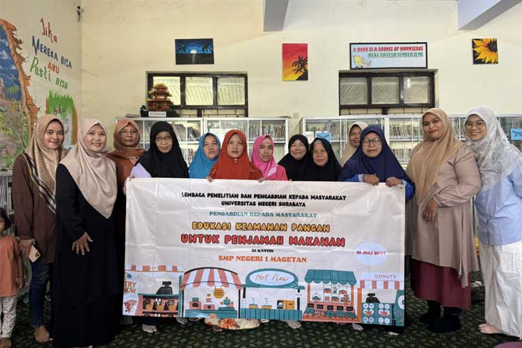 Dosen Gizi UNESA Surabaya bersama tim sesaat seusai memberikan edukasi keamanan pangan kepada sekolah. (FOTO: Dok. UNESA Surabaya for TIMES Indonesia)