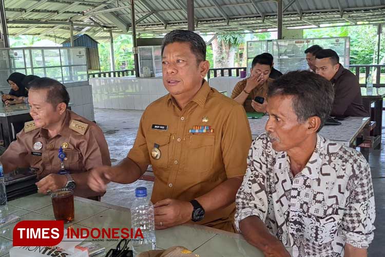 Wali Kota Bontang Basri Rase Saat meninjau lokasi proyek pembangunan Kantor dan Rumah kreasi milenial (Foto: Kusnadi/TIMES Indonesia)