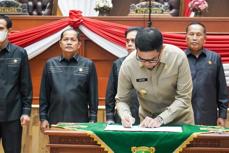 Wali Kota Samarinda Andi Harun menandatangani persetujuan bersama RPJPD. (Foto: Prokompim for TIMES Indonesia)