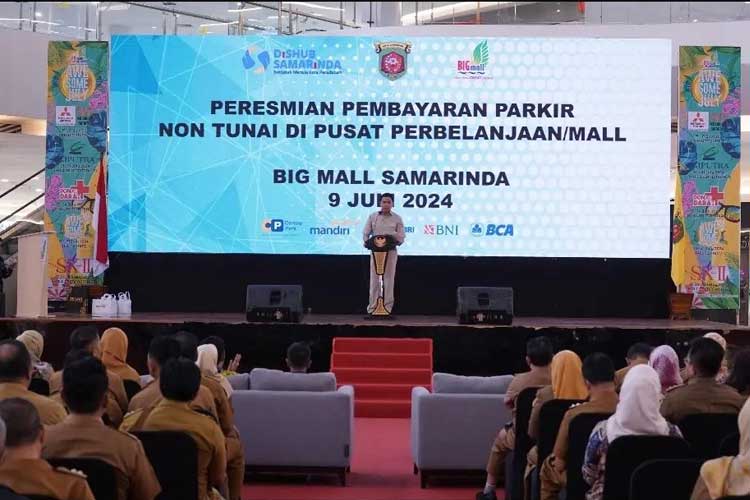 Wali Kota Samarinda Andi Harun memberikan sambutan pada acara peluncuran sistem pembayaran parkir non tunai. (Foto: Prokompim for TIMES Indonesia)