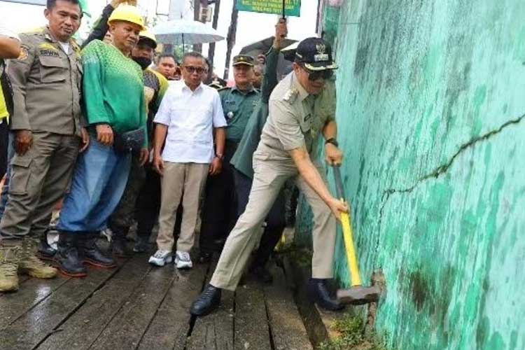 Wali Kota Samarinda Andi Harun membongkar dinding bangunan yang akan dirobohkan. (Foto: Prokompim for TIMES Indonesia)