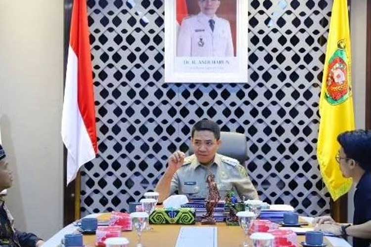 Wali Kota Andi Harun memberikan arahan kepada panitia bersih desa Rawa Makmur (Foto: Prokompim)