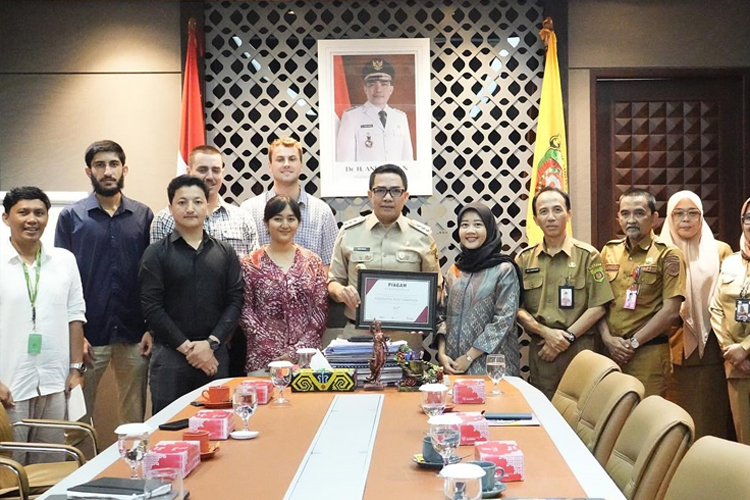 Wali Kota Samarinda Andi Harun foto bersama mahasiswa magang dari RMIT University Australia. (Foto: Prokompim for TIMES Indonesia)