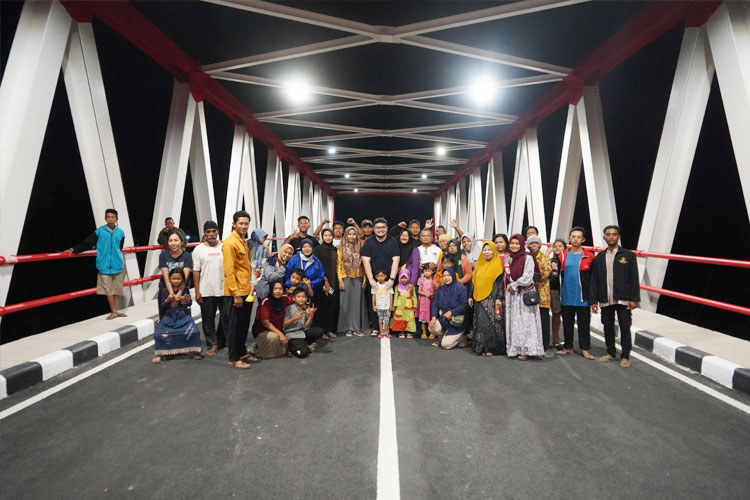 Bupati Kediri bersama warga berfoto bersama di jembatan Jongbiru setelah melakukan pengecekan (FOTO: Diskominfo Kabupaten Kediri)