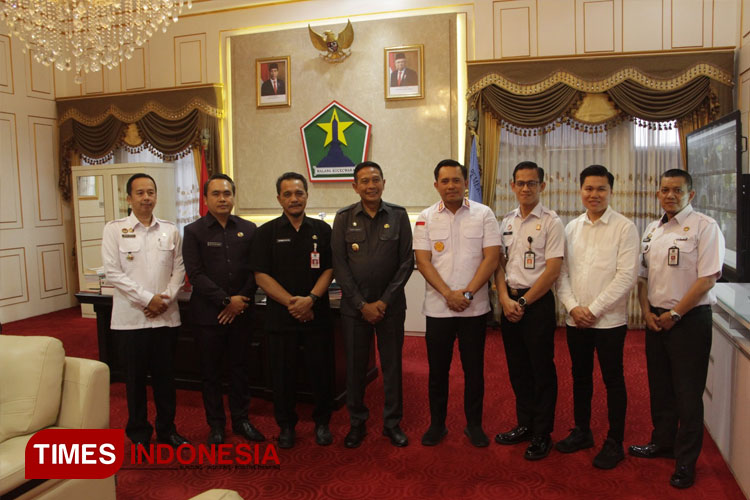 Kakanim Kelas I TPI Malang, Anggoro Widjanarko bersama jajaran saat melakukan kunjungan ke Pj Wali Kota Malang Wahyu Hidayat, Rabu (17/7/2024). (FOTO: Imigrasi Malang for TIMES Indonesia)