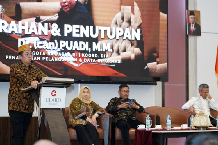 Anggota Bawaslu RI, Puadi menutup Rapat Kerja Strategi Penanganan Pelanggaran pada Pemilihan Gubernur, Bupati, Wali Kota Tahun 2024 wilayah Sulawesi, Nusa Tenggara, Bali dan Maluku, Rabu (17/7/2024) malam. (FOTO: Bawaslu RI for TIMES Indonesia)