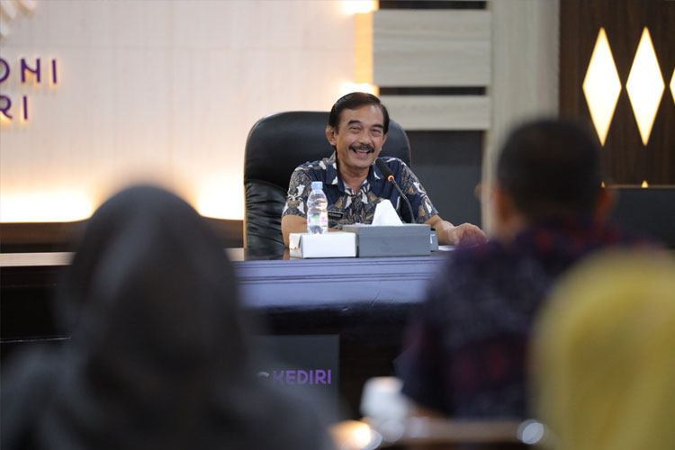 Kepala Diskominfo Kota Kediri Apip Permana saat pimpin rapat (FOTO: Diskominfo Kota Kediri)