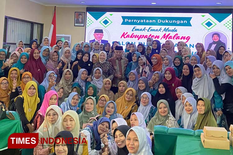 Petahan Bupati Sanusi dan Latifah Shohib, berfoto bersama para emak-emak muda Kabupaten Malang, usai pernyataan dukungan bagi pasangan bakal cabup-cawabup, Sanusi-Latifah, di BLK Singosari, Kabupaten Malang, Jum'at (19/7/2024). (Foto Amin/TIMES Indon