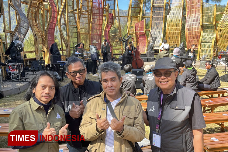 Dewa Budjana, gitaris dan kurator Jazz Gunung (kiri), serta Sigit Pramono, pendiri Jazz Gunung. (Foto: Ryan Haryanto/TIMES Indonesia)