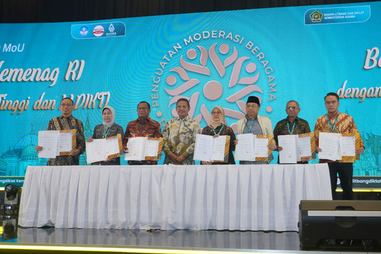 Kepala Badan Litbang dan Diklat Kemenag bersama Perguruan Tinggi. (FOTO: dok. Kemenag).