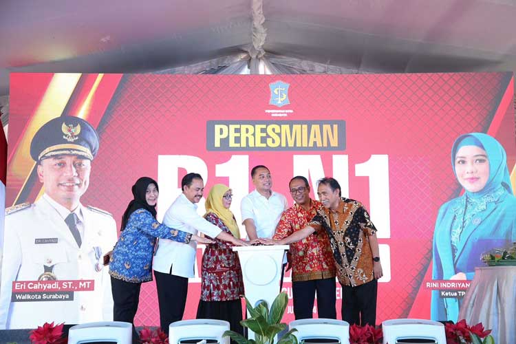 Wali Kota Eri Cahyadi saat meresmikan layanan primer (ILP) kesehatan melalui inovasi 1 RW 1 tenaga kesehatan (R1N1) di Kelurahan Menur Pumpungan, Kecamatan Sukolilo, Rabu (17/7/2024). (FOTO: Dok. Humas Pemkot Surabaya)