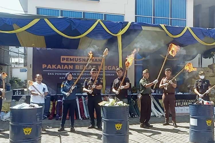 Pemusnahan ballpress dilakukan secara simbolik di Kantor Bea Cukai Tanjung Perak