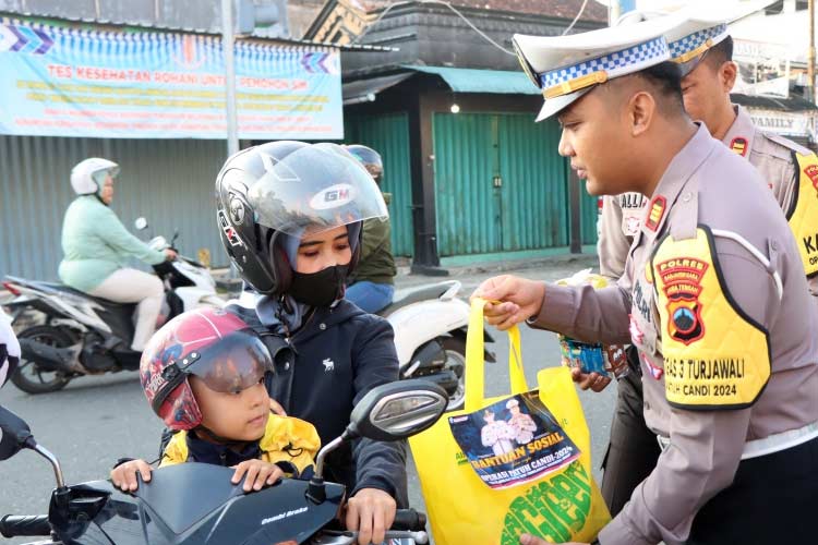 Petugas berikan paket sembako bagi pengendara sepeda motor yang tertib berlalulintas. (Foto: Humas Polres Banjarnegara for TIMES Indonesia)