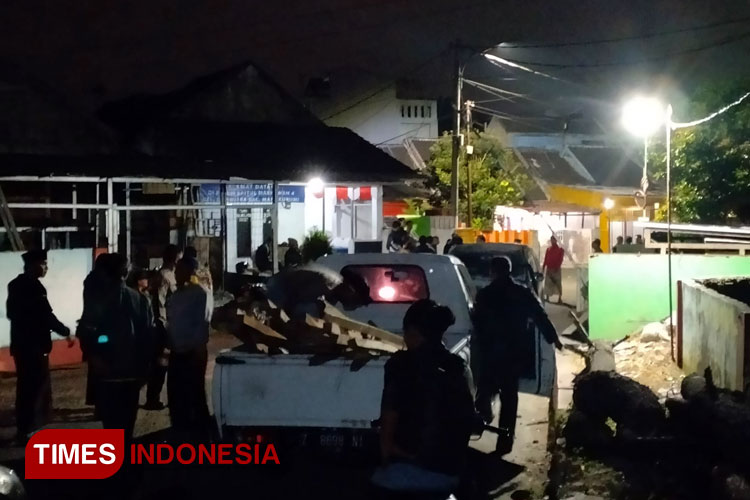 Sejumlah material berupa kayu bekas rangka baliho dinaikan ke sebuah mobil pickup di depan pintu masuk Perumahan Baitul Marhamah, Cipawitra, Mangkubumi, Kota Tasikmalaya. Kamis (18/7/2024) malam. (FOTO: Harniwan Obech/TIMES Indonesia)