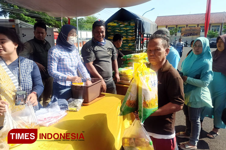 Suasana meriah dalam pasar murah yang digelar Kejari Majalengka. (FOTO: Jaja Sumarja/TIMES Indonesia)