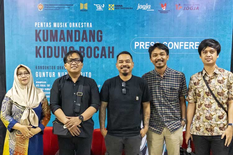 Kepala TBY Purwiati didampingi Guntur Nur Puspito, Doni Saputro dan tim produksi foto bersama usai jumpa pers di Taman Budaya Yogyakarta. (Foto: Eko Susanto/TIMES Indonesia)