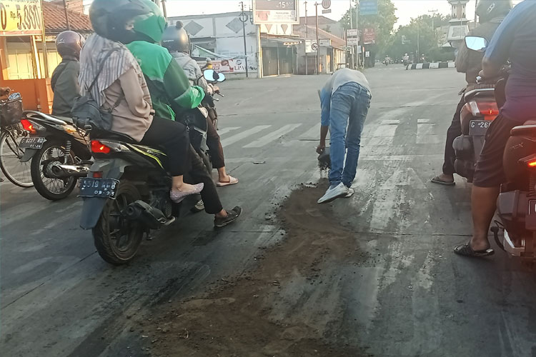 Oli Berceceran di Sirandu Pemalang, Beberapa Sepeda Motor Jatuh Tergelincir