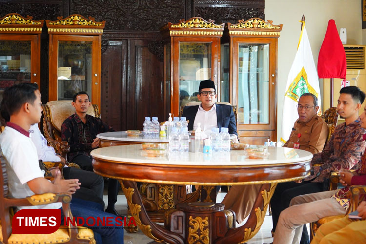 Pj. Wali Kota Mojokerto, Ali Kuncoro pada saat menerima audiensi dari KPU Kota Mojokerto. (FOTO: Dok. TIMES Indonesia)