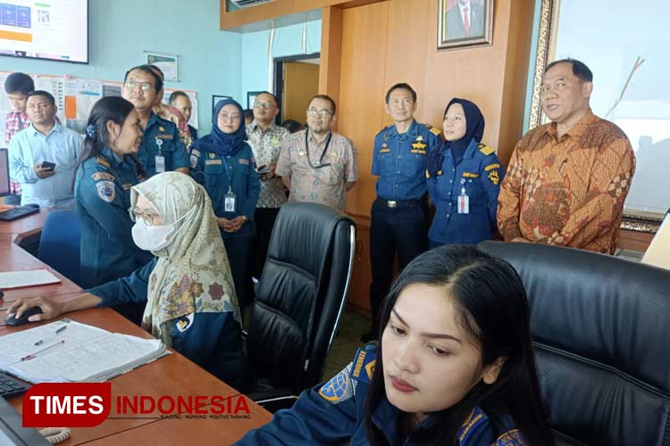 Bambang Haryo Soekartono (BHS) saat melakukan pengamatan operasional Vessel Traffic Services (VTS) Distrik Navigasi (Disnav) Tanjung Perak Surabaya, Kamis (18/7/2024) kemarin.(Foto : Lely Yuana/TIMES Indonesia)